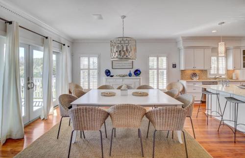 Isle of Palms House | 3001 Palm Boulevard by AvantStay Across From Beach Ocean Views