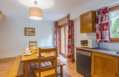 Vaujany Apartment | 300m from resort center, fitness, swimming pool, sauna, hammam, balcony, tv, 44-47m², Vaujany