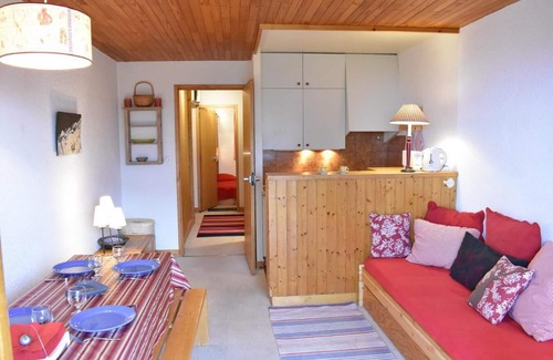 Meribel Apartment | 300m from ski slopes, 1st floor, balcony, tv, ski locker, 33m², Méribel