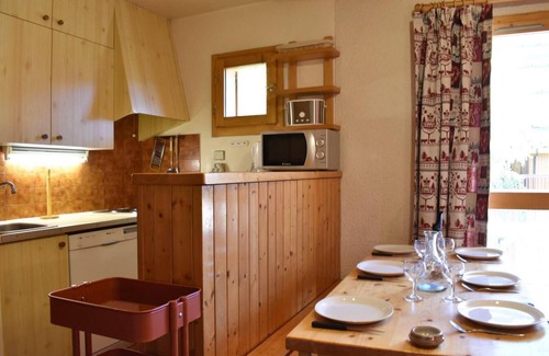 Meribel Apartment | 300m from ski slopes, 2nd floor, balcony, tv, ski locker, 33m², Méribel