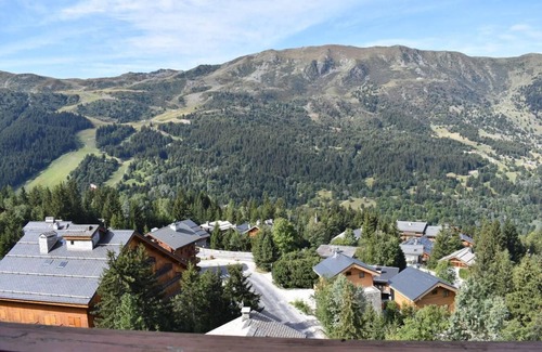 Meribel Apartment | 300m from ski slopes, 5th floor, view mountain, balcony, tv, ski locker, 100m², Méribel