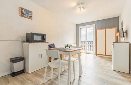Aussois Apartment | 300m from ski slopes, 2nd floor, balcony, tv, ski locker, 21m², Aussois
