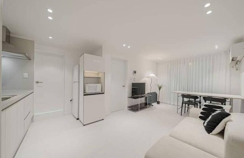 Nonhyeon-dong Apartment | 302 Apgujeong 2nd, 1-Bed Room 1 Bath Queen-bed