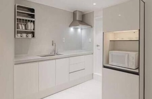Nonhyeon-dong Apartment | 302 Apgujeong 2nd, 1-Bed Room 1 Bath Queen-bed