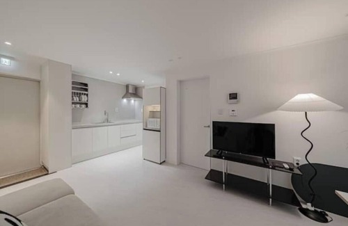 Nonhyeon-dong Apartment | 302 Apgujeong 2nd, 1-Bed Room 1 Bath Queen-bed