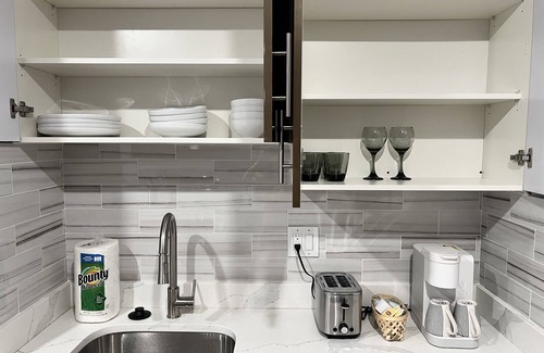 Logan Square Apartment | 302 Comfy Cabin 1BR apartment in center city of Philadelphia . Pet-Friendly!