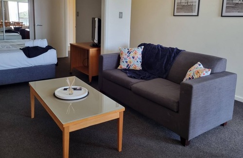 Ascot Apartment | 306 Riverside Rest & Relax Pool Parking Sleeps 2
