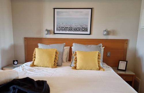 Ascot Apartment | 306 Riverside Rest & Relax Pool Parking Sleeps 2