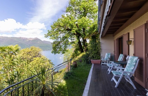 Brezzo di Bedero Apartment | 3½-room apartment in a park with sunbathing lawn directly on the lake