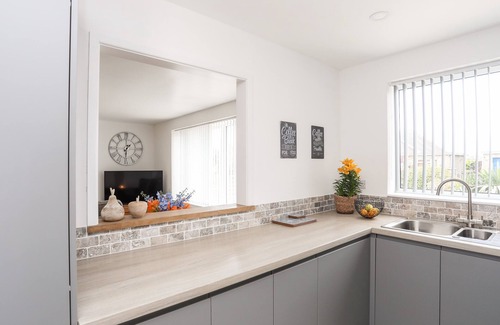 Morfa Bychan Cottage | 31 BEACH ROAD, with a garden in Morfa Bychan