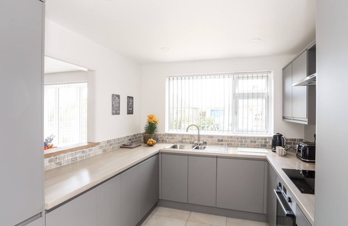 Morfa Bychan Cottage | 31 BEACH ROAD, with a garden in Morfa Bychan