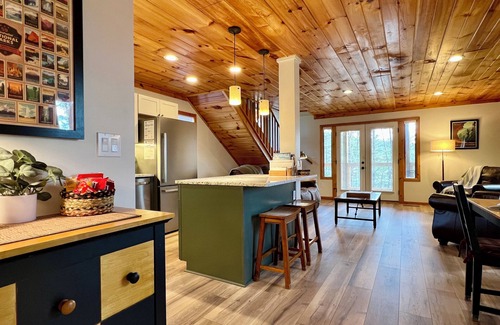 Pigeon Forge Cabin | 310 reviews ⭐️ Treehouse Views & Privacy! Awesome Updates Only 5 Min to Parkway