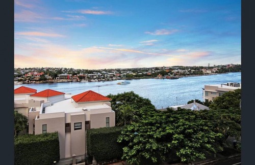 Teneriffe Apartment | 312 south car park 85 · Classic Woolstore river views apartment