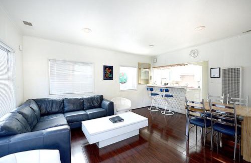 Avalon House | 319CE 319 Clemente