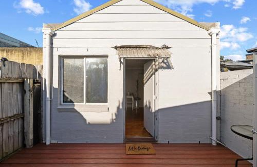 Beaconsfield House | 31Bea ABNB-Style Studio, 9 mins walk to Train, Easy access to CBD
