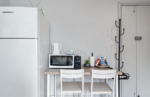 Beaconsfield House | 31Bea ABNB-Style Studio, 9 mins walk to Train, Easy access to CBD