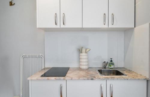 Beaconsfield House | 31Bea ABNB-Style Studio, 9 mins walk to Train, Easy access to CBD