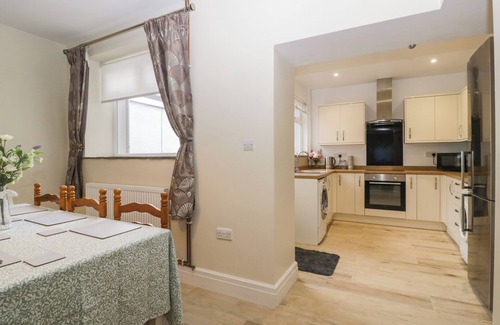 Maesteg Cottage | 32 BRIDGEND ROAD, family friendly, with a garden in Maesteg
