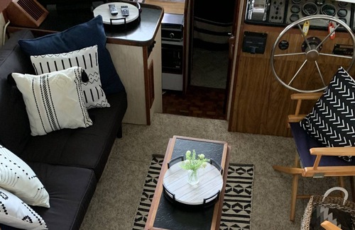 Lake Ozark Boat Rental | 32' Unique Boat Hotel on the Lake