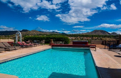 Albuquerque House | ⭐️3200ft🏊‍♂️Pool♨️Hot Tub🎱Billiards 🧳Sleeps 18 & Mtn Views🌄