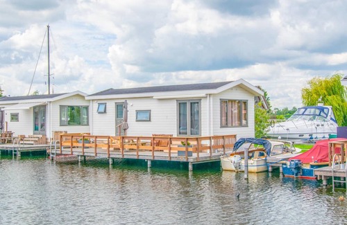 Municipality of Stichtse Vecht Boat Rental | 33 m² Houseboat ∙ 2 bedrooms ∙ 3 guests