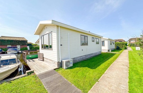 Municipality of Stichtse Vecht Boat Rental | 33 m² Houseboat ∙ 2 bedrooms ∙ 3 guests