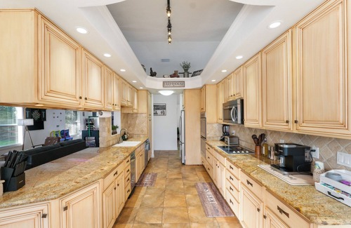 Jupiter House | 3500² ft Luxe 4/4 - Htd LapPool, Arcade HotTub, ADU, Fully Fenced, Gated.