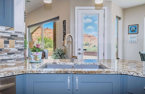 Kanab House | 360° red‑rock views + RV hookups in Kanab