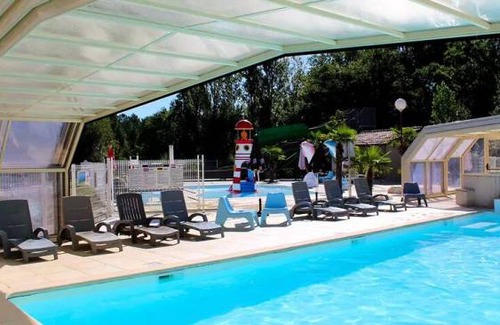Saint-Laurent-de-Medoc RV Rental | 380 ft² Mobile home