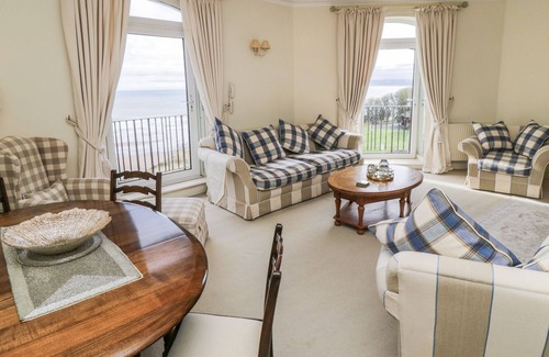 Muston Apartment | 38C THE CRESCENT, character holiday cottage, with a garden in Filey