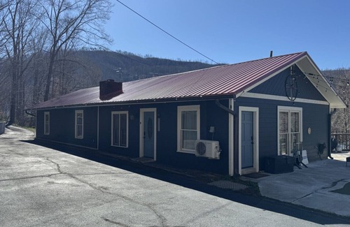 Gatlinburg Cottage | 3B 2 bath Cottage w Pool Hottub Close to Main st