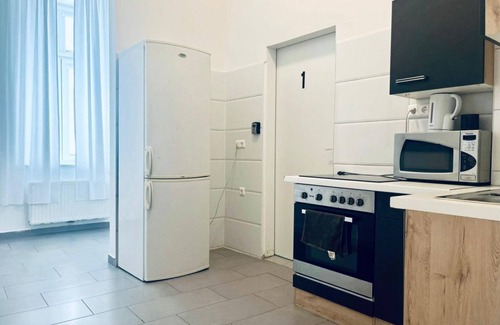 Leopoldstadt Apartment | 3B Bedroom Apt, Up to 9P ; Only 10 Min to Augarten