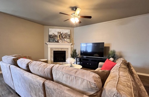 North by Northwest House | 3BD|2BTH w/firepit & patio. Full Kitchen & FAST WIFI