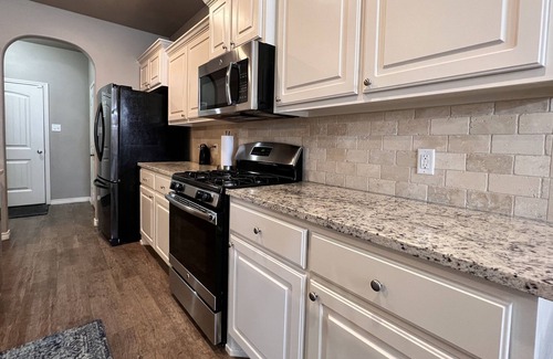 North by Northwest House | 3BD|2BTH w/firepit & patio. Full Kitchen & FAST WIFI