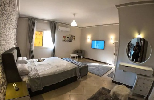 The 5th Settlement House | 3BD Apt. in family house with private garden view