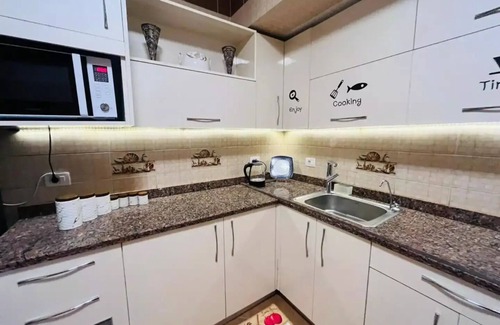 The 5th Settlement House | 3BD Apt. in family house with private garden view