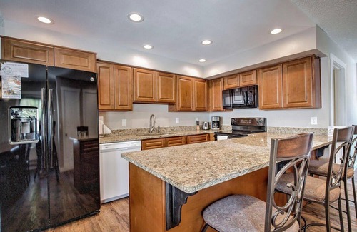Baldy Mountain House | 3BD on FREE Bus Route, Min to Slopes & Downtown!