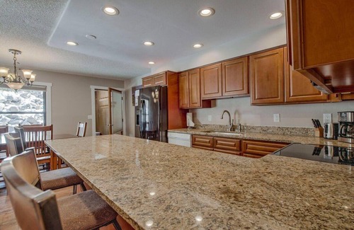 Baldy Mountain House | 3BD on FREE Bus Route, Min to Slopes & Downtown!