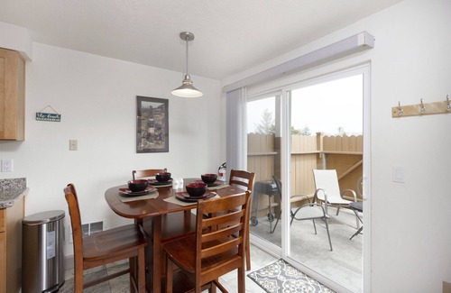 Seaside Condo | 3BD Seaside Condo | Central Location | Pet Ok