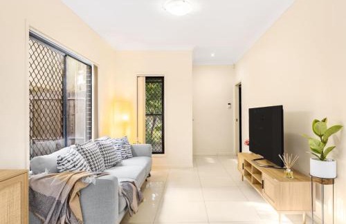 Eight Mile Plains House | 3BD Townhouse close to shops, transport with carpark