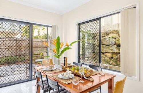 Eight Mile Plains House | 3BD Townhouse close to shops, transport with carpark