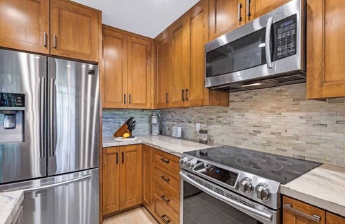 Napili House | 3BD WALK TO THE BEACH | Luxury Remodel | HUGE DECK