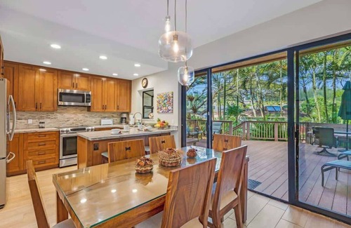Napili House | 3BD WALK TO THE BEACH | Luxury Remodel | HUGE DECK