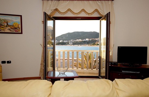 Rafajlovici Apartment | 3BDR Apartment With Sea View