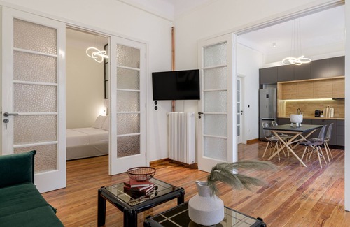 Plaka Apartment | 3Bdr Modern Design & Bright Interiors in Plaka