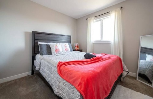 West Edmonton House | 3BDRM Home, 5min to WEM/4min to River Cree Casino