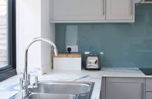 Cambridge House | 3Bed House w/Charming Courtyard Garden & Parking