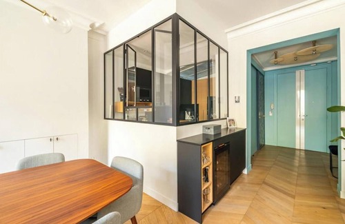 Clignancourt Apartment | 3bedroom close to the iconic Arc de Triomphe & Champs Elysees