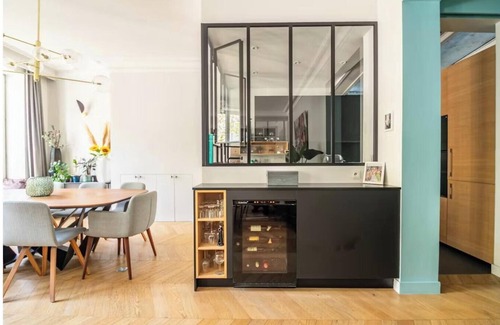 Clignancourt Apartment | 3bedroom close to the iconic Arc de Triomphe & Champs Elysees