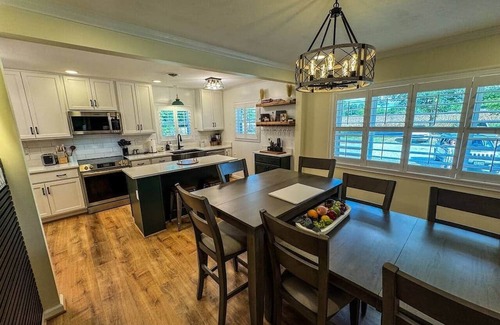 Providence Forge House | 3BR -10 Acre -Brick House on Courthouse